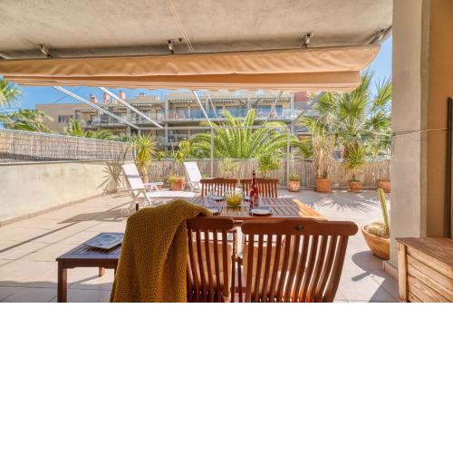 Enorme terraza. Piscina, jardines. WIFI. Precioso.
