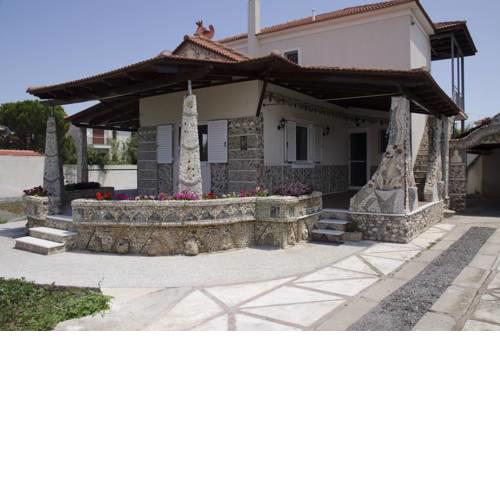 Enticing,Pebble house by the beach