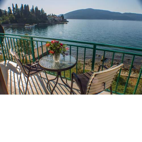 Entire two bedrooms apartment waterfront