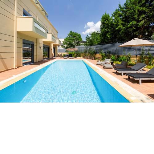 Eos Urban Villa by UPSTREET