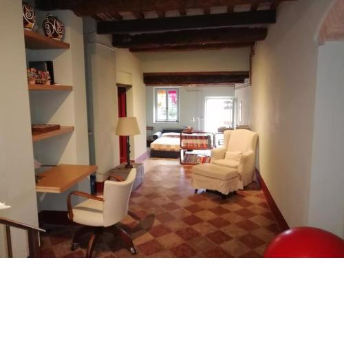 Ex falegnameria con giardino a 100 Mt Sferisterio