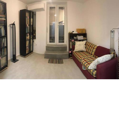 EXARCHEIA: Independent ground floor house.