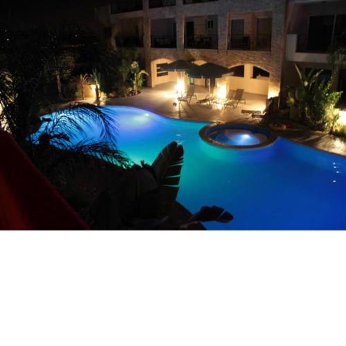 Excellent 2 bed apartment with pool view, AC & gym!