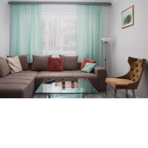 Exclusive 2BD Apartment on Shopping Street in Schönbrunn with Lift Access