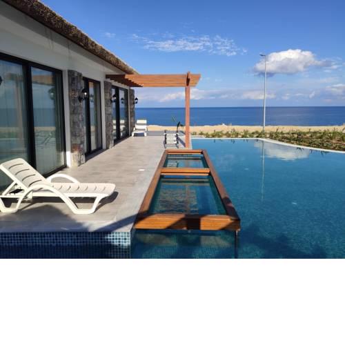 Exclusive seafront bungalow in an exclusive site