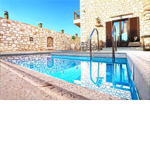 Exclusive villa with private pool with Jacuzzi close to the sea and surrounded by olive groves