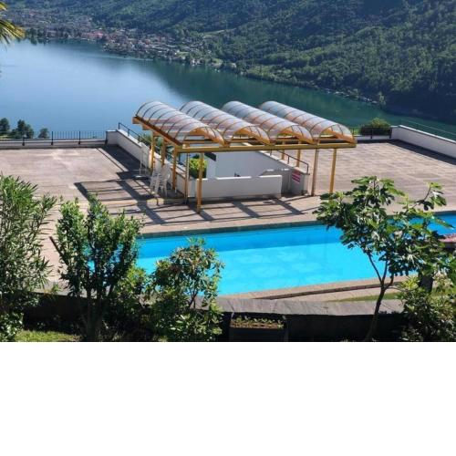 Exklusive Zweizimmerwohnung mit Pool und Seesicht