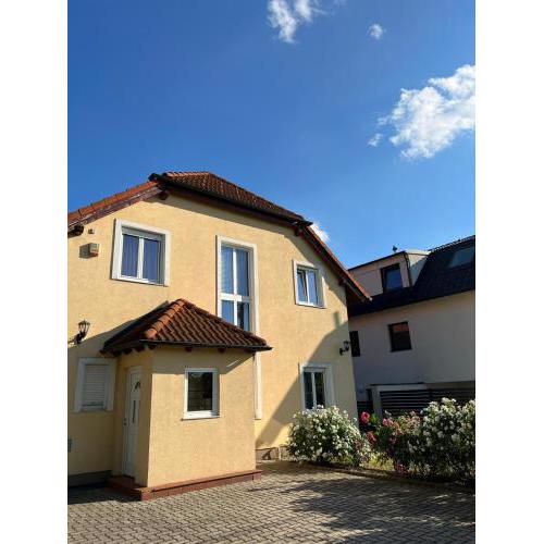 Exquisite Home w/ Free Parking - suitable for 16p+