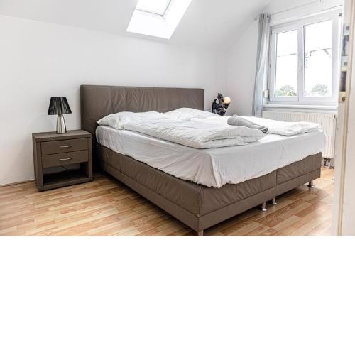 Exquisite Rooms in Shared Villa with Garden & Parking
