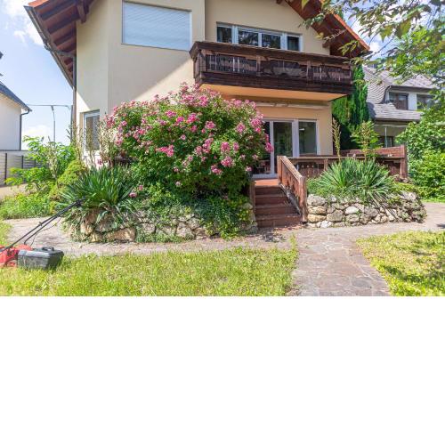 Exquisite Villa with Free Parking - suitable for groups up to 18p
