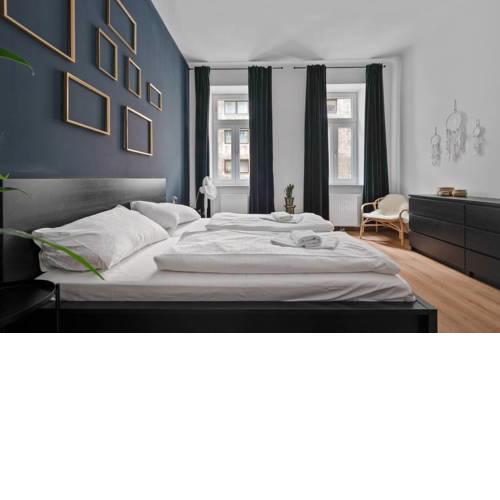 Extraordinary apartment next to metro line U1