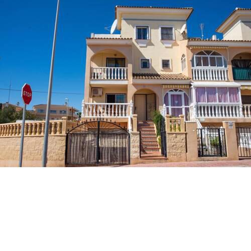 Fabulous 4 Bed Villa with large Private Pool close to all amenities