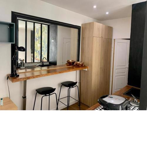 Fabulous comfortable studio with updated finishes and design next to Champ de Mars