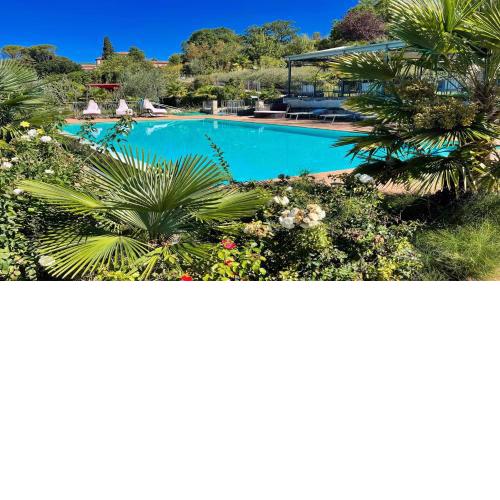 Fabulous foliage in extensive grounds You will love staying here in Paradise