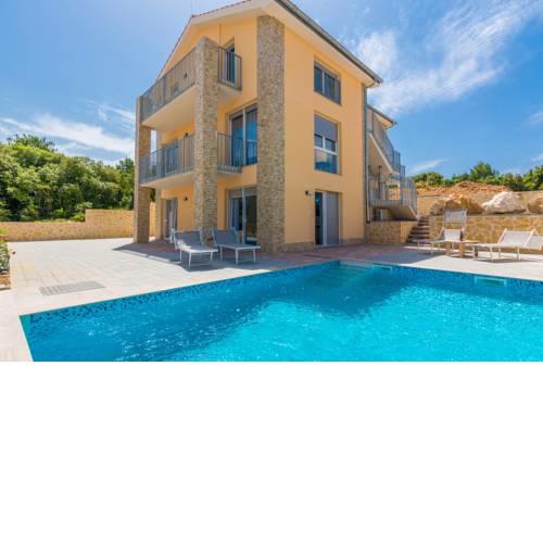 Fabulous house B with outdoor pool