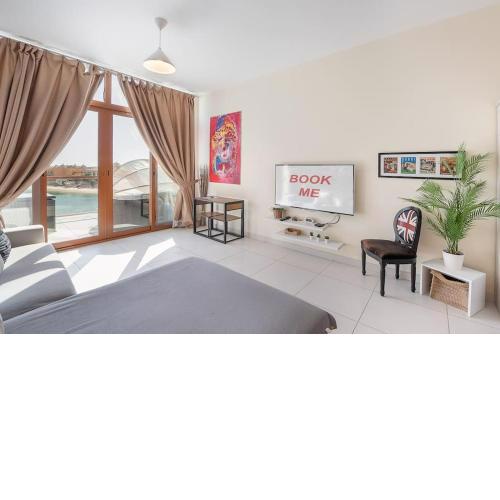 Fabulous studio right on the water. Mall opposite!