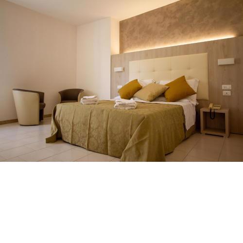 Falcon Hotel