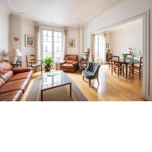 Family apartment in Batignolles neighborhood