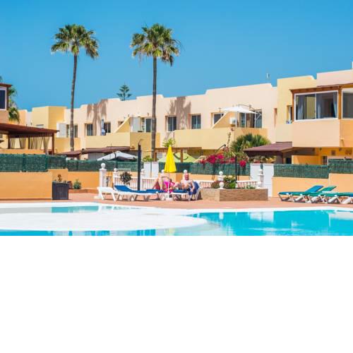 Family Apartment in Heart of Corralejo- Only 1 min to Sea, with Pool & Free Wifi by Holidays Home
