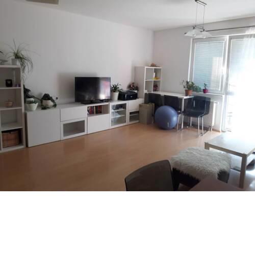 Family Apartment with Parking & Train Station