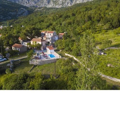 Family friendly apartments with a swimming pool Gornji Tucepi (Makarska) - 17686