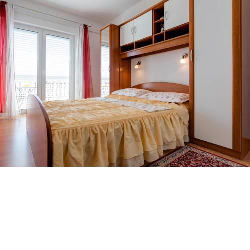Family friendly apartments with a swimming pool Lokva Rogoznica (Omis) - 16429
