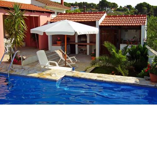 Family friendly apartments with a swimming pool Maslinica (Solta) - 5180