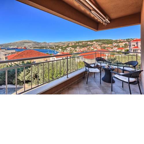 Family friendly apartments with a swimming pool Okrug Gornji (Ciovo) - 12377
