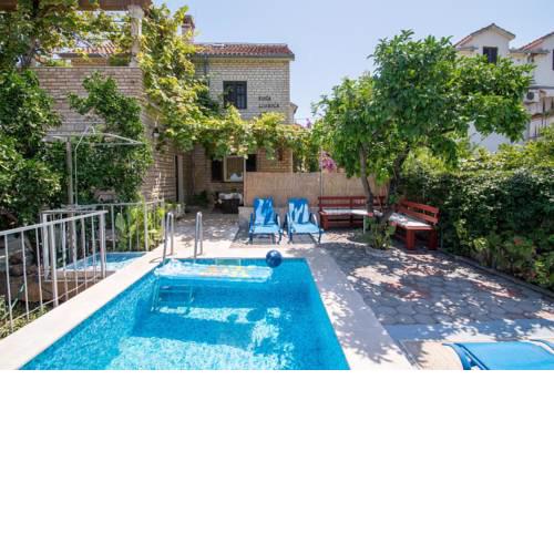 Family friendly apartments with a swimming pool Sutivan (Brac) - 16593