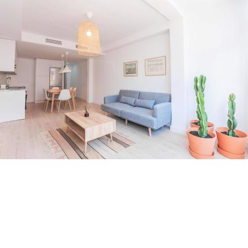 Family Friendly Bright Flat w/ patio - Center