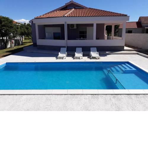 Family friendly house with a swimming pool Smilcic (Zadar) - 16191