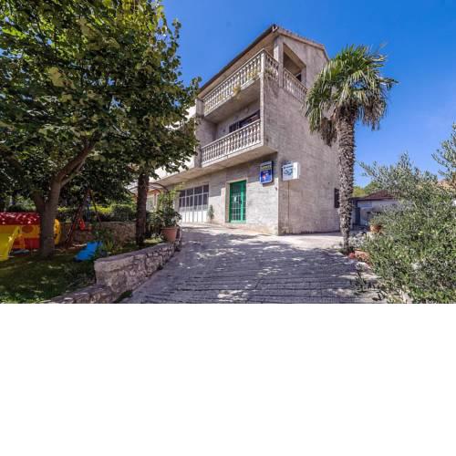 Family friendly seaside apartments Zaton (Krka) - 12416