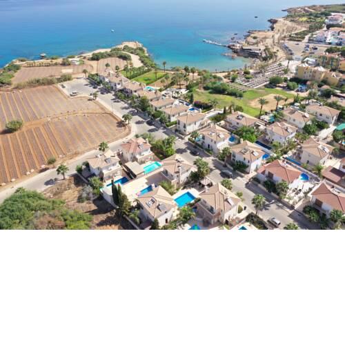 Family Villa - Walk to the Beach + Pool & BBQ