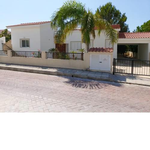 Family villa, 3 min to sandy beach