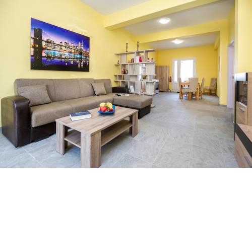 Fani: Central apartment with private parking