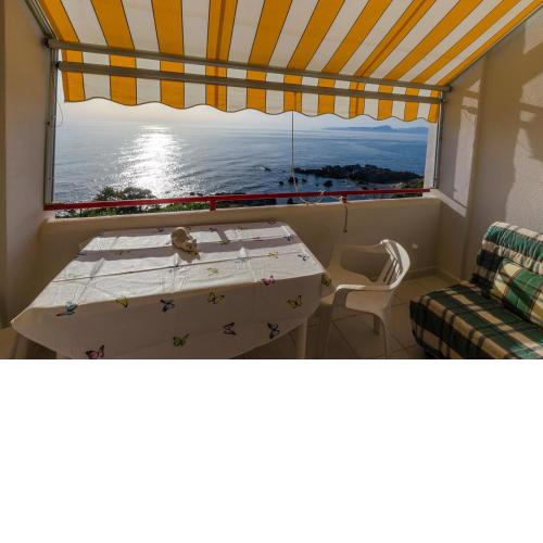 Fantastic studio, 2 min from the beach, sea view !