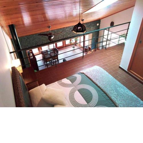 Fantástico loft entre montañas, con piscina comunitaria