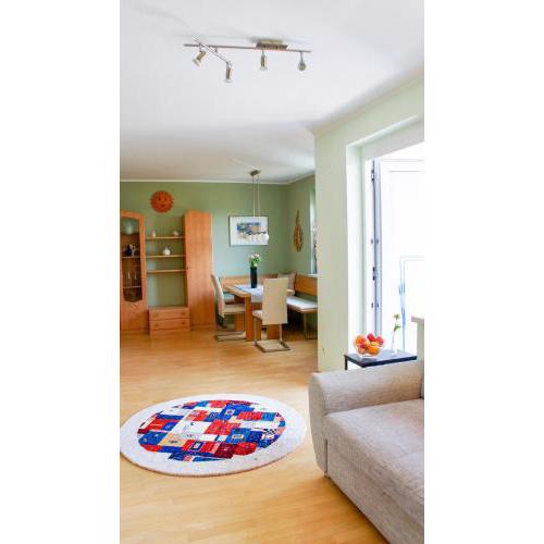Farbenfrohe, ruhige Wohnung mit Balkon & Disney+