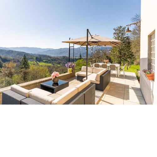 * Farmhouse with views * Walk to everything