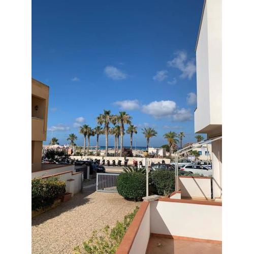 Faro rosso vista mare