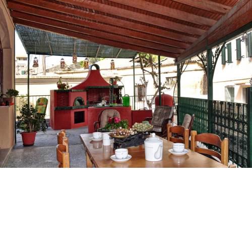Fay's Barbeque Garden-House