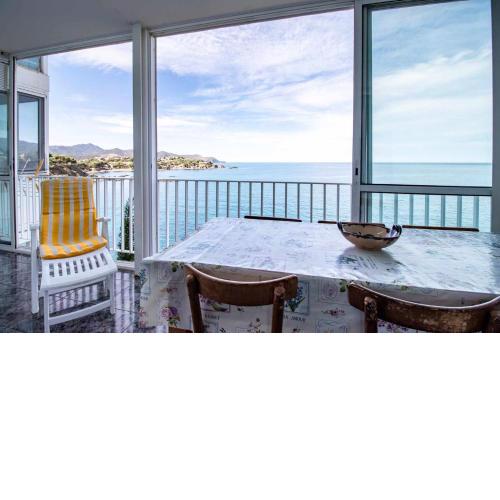 FENER DE BAIX 81 bonito apartamento en primera línea de mar