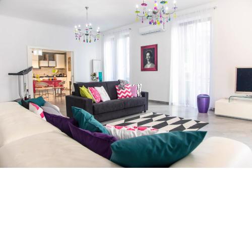 Ferdinando Arthouse Oversized Modern Apartment - By Gocce Team
