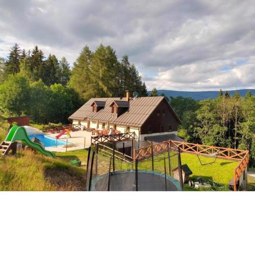Ferienhaus am Waldrand mit Schwimmbad und Sauna