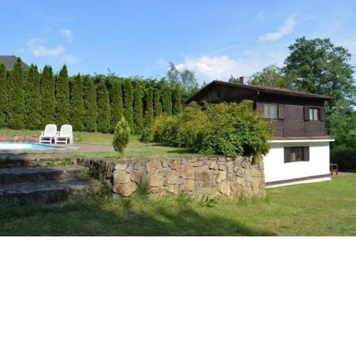 Ferienhaus auf großem Grundstück, mit Terrasse und eigenem Pool