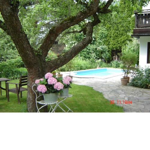 Ferienhaus im Garten mit Pool