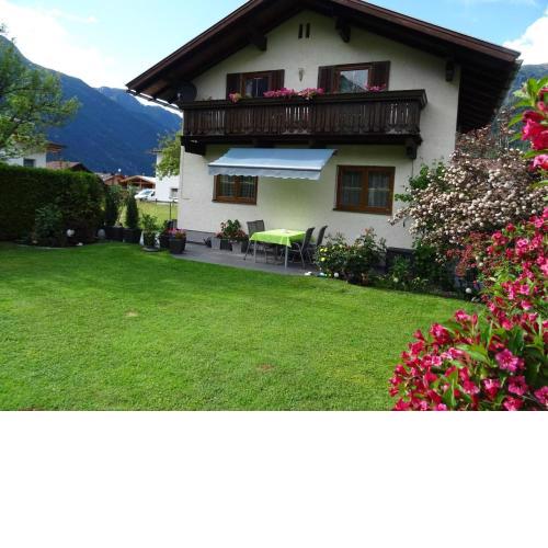 Ferienhaus mit Süd-Balkon und Garten sowie Parkplatz in zentraler Lage