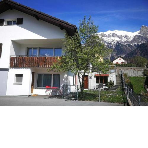 Ferienwohnung Falknis in Maienfeld mit Blick auf die Berge