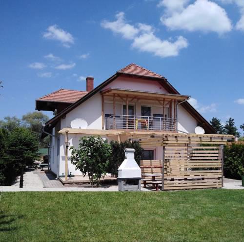 Ferienwohnung mit Pool, WLAN für 6 Personen direkt am See, A2