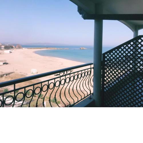 First Line Apartments ARGO – Studio Room King bed (front sea view)